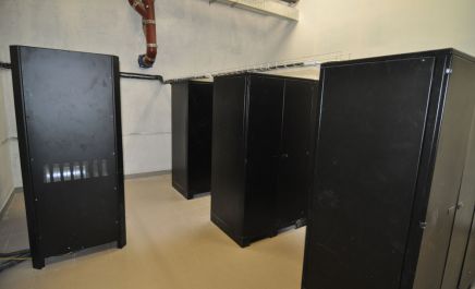 Установка источника бесперебойного питания Makelsan Challenger 300 кВА для защиты оборудования и систем электроснабжения в Отеле 